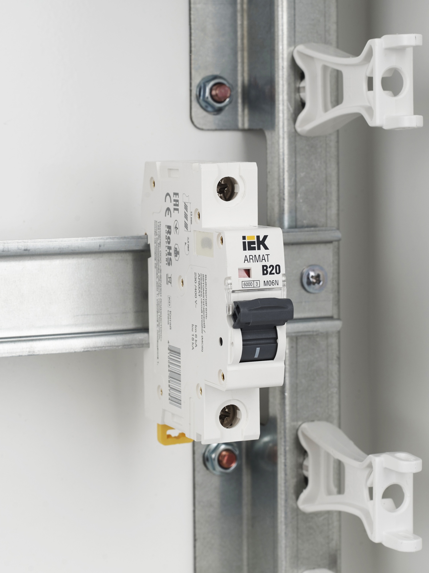 ARMAT Автоматический выключатель M06N 1P B 20А IEK